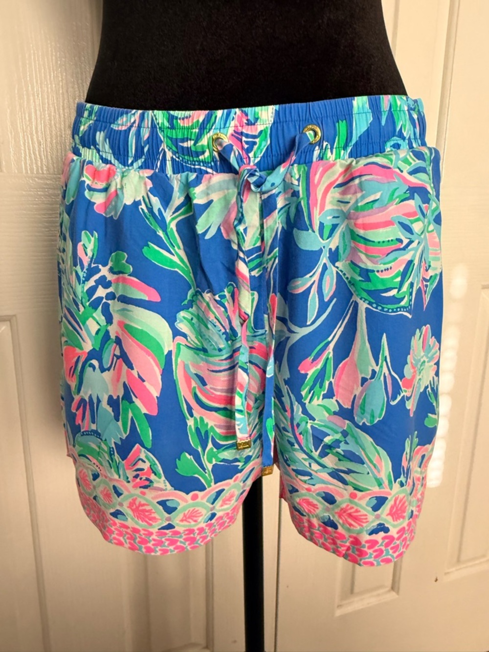 Lilly Pulitzer Katia Shorts Blue Flare Fancy Fins Mid Rise Elastic M - Picture 2 of 8
